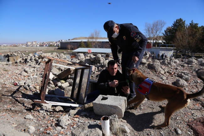 JAKEM'de doğal afetlerde kullanılan arama-kurtarma köpekleri ile tatbikat düzenlendi